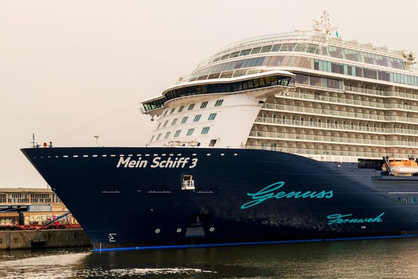 Unveil Secret Treasures of British Royalty: Immersive Guided Palace Tours Exploring Regal History